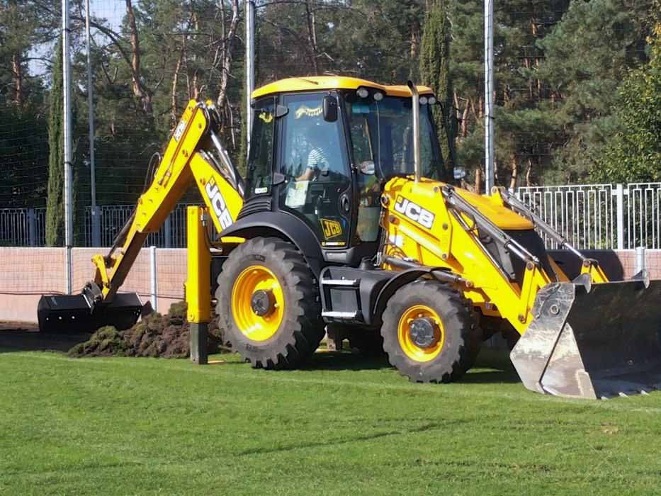 Экскаватор-погрузчик для работ по благоустройству